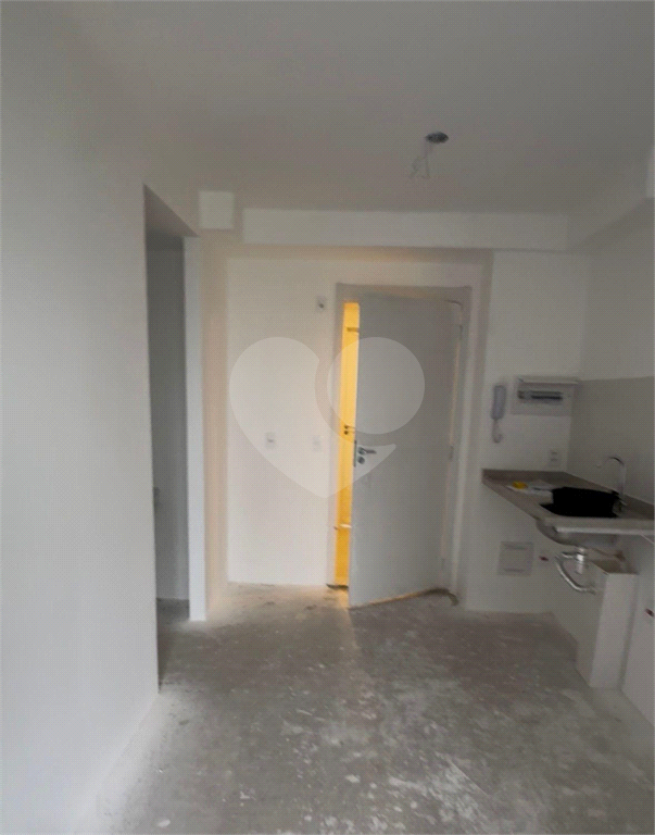 Apartamento para venda com 27,23 m², um dormitório, um banheiro, uma sala de estar com cozinha aberta e terraço em Pinheiros-SP