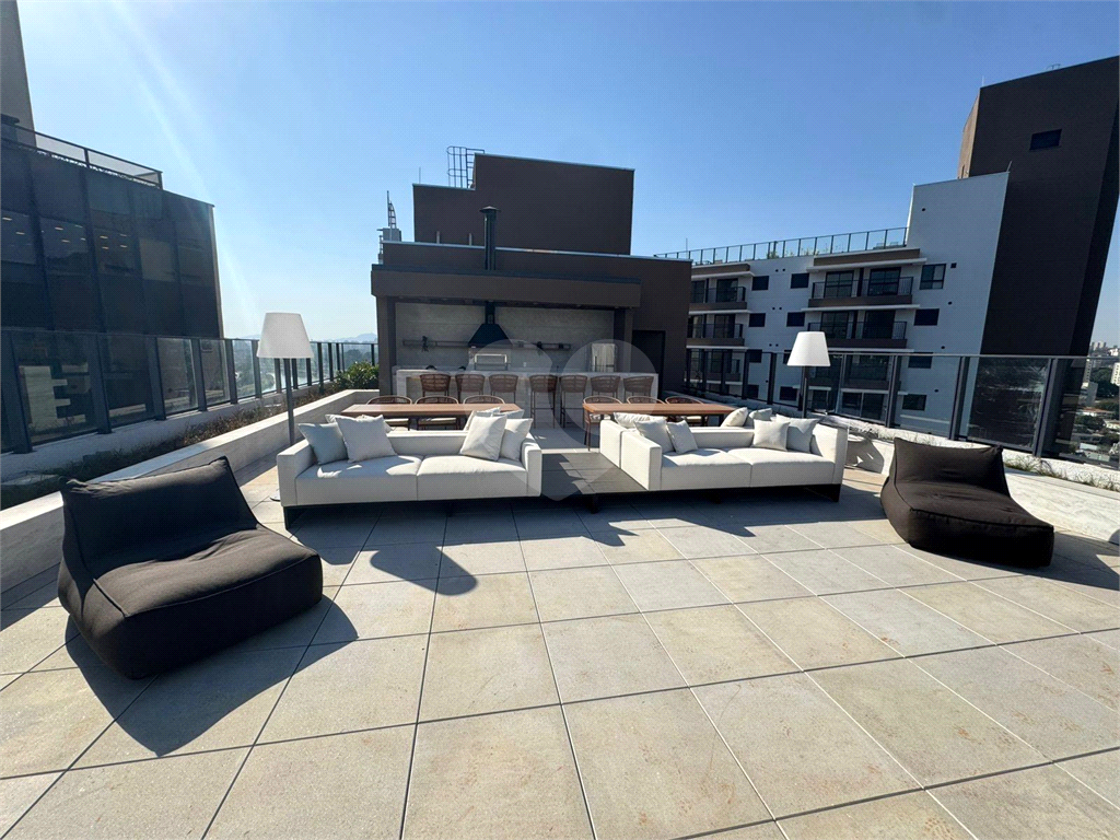 Apartamento para venda com 27,23 m², um dormitório, um banheiro, uma sala de estar com cozinha aberta e terraço em Pinheiros-SP