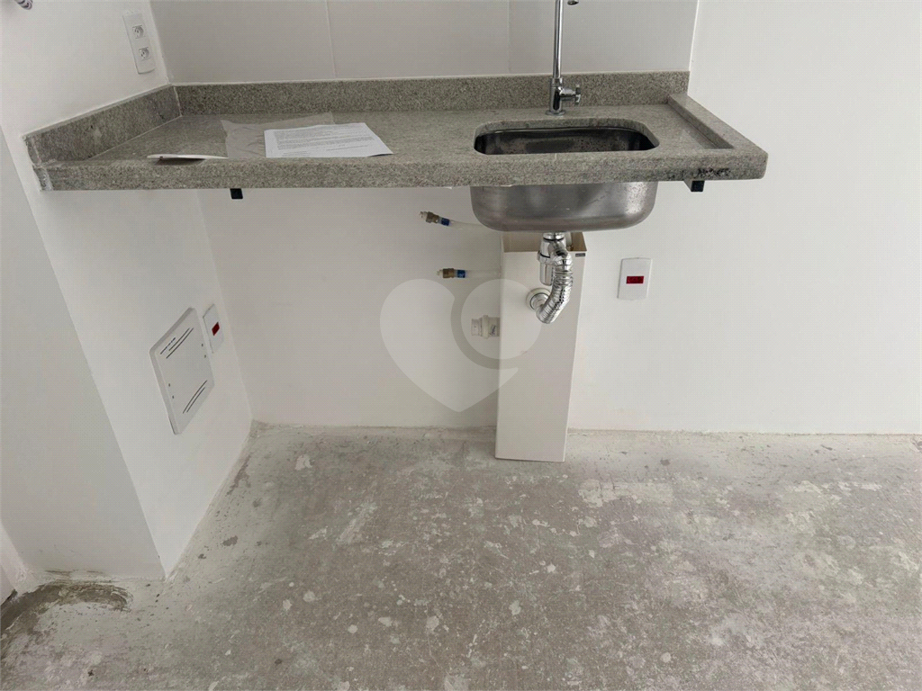 Apartamento para venda com 27,23 m², um dormitório, um banheiro, uma sala de estar com cozinha aberta e terraço em Pinheiros-SP