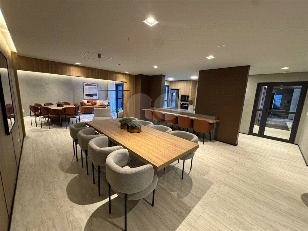 Apartamento para venda com 27,23 m², um dormitório, um banheiro, uma sala de estar com cozinha aberta e terraço em Pinheiros-SP