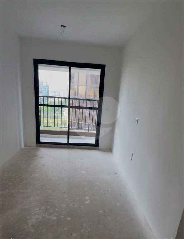 Apartamento para venda com 27,23 m², um dormitório, um banheiro, uma sala de estar com cozinha aberta e terraço em Pinheiros-SP