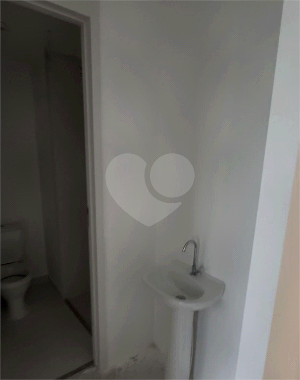 Apartamento para venda com 27,23 m², um dormitório, um banheiro, uma sala de estar com cozinha aberta e terraço em Pinheiros-SP