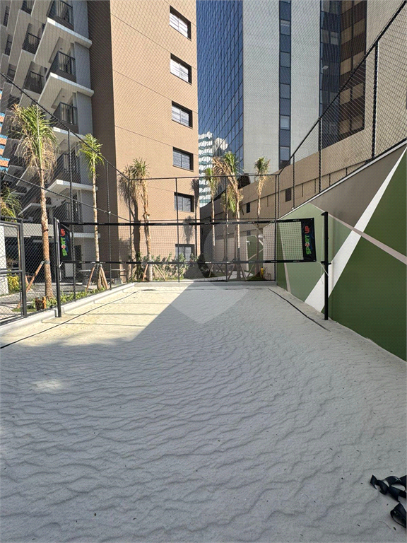 Apartamento para venda com 27,23 m², um dormitório, um banheiro, uma sala de estar com cozinha aberta e terraço em Pinheiros-SP