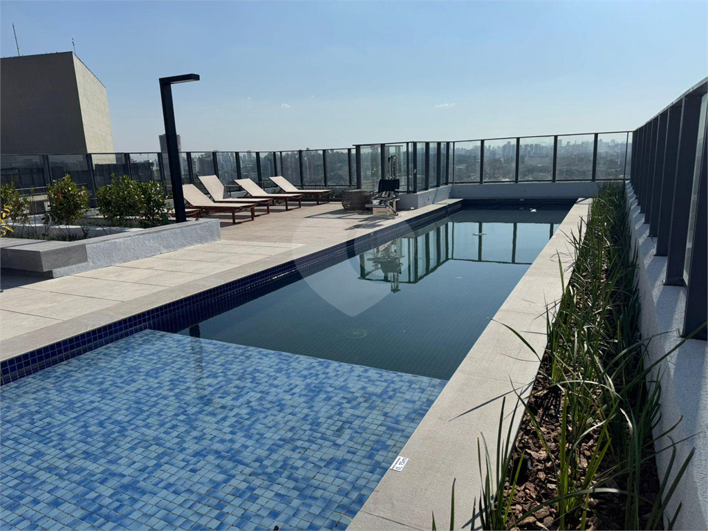 Apartamento para venda com 27,23 m², um dormitório, um banheiro, uma sala de estar com cozinha aberta e terraço em Pinheiros-SP