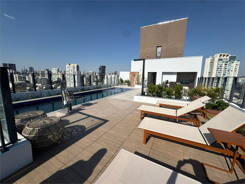 Apartamento para venda com 27,23 m², um dormitório, um banheiro, uma sala de estar com cozinha aberta e terraço em Pinheiros-SP