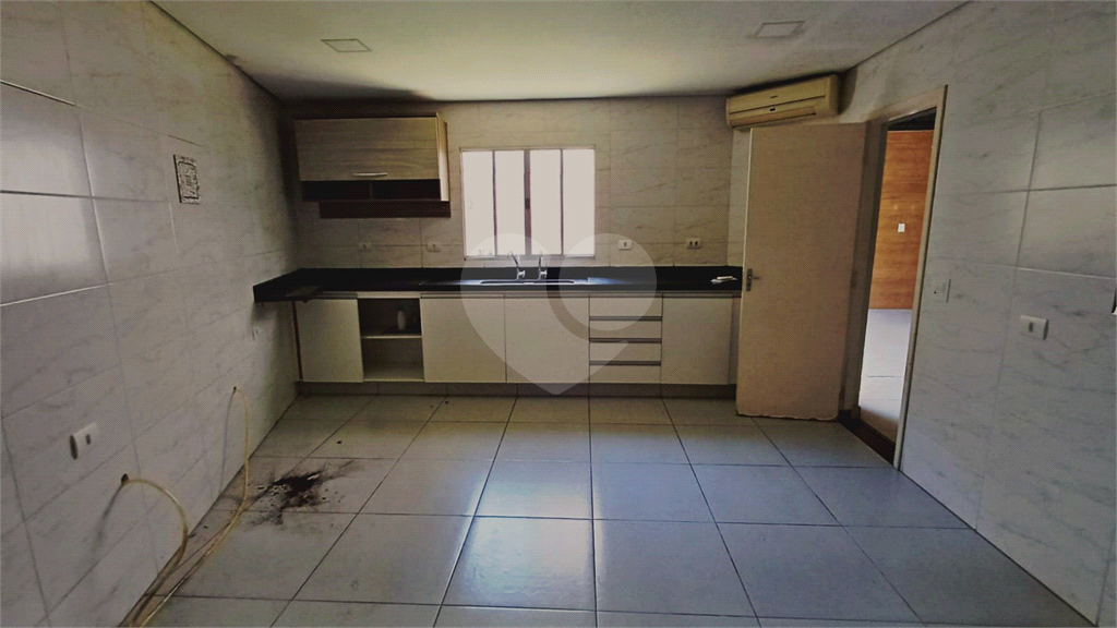 Locação - PRÉDIO COMERCIAL - 10 vagas - 600m² - 8 salas - Leôncio de Magalhães