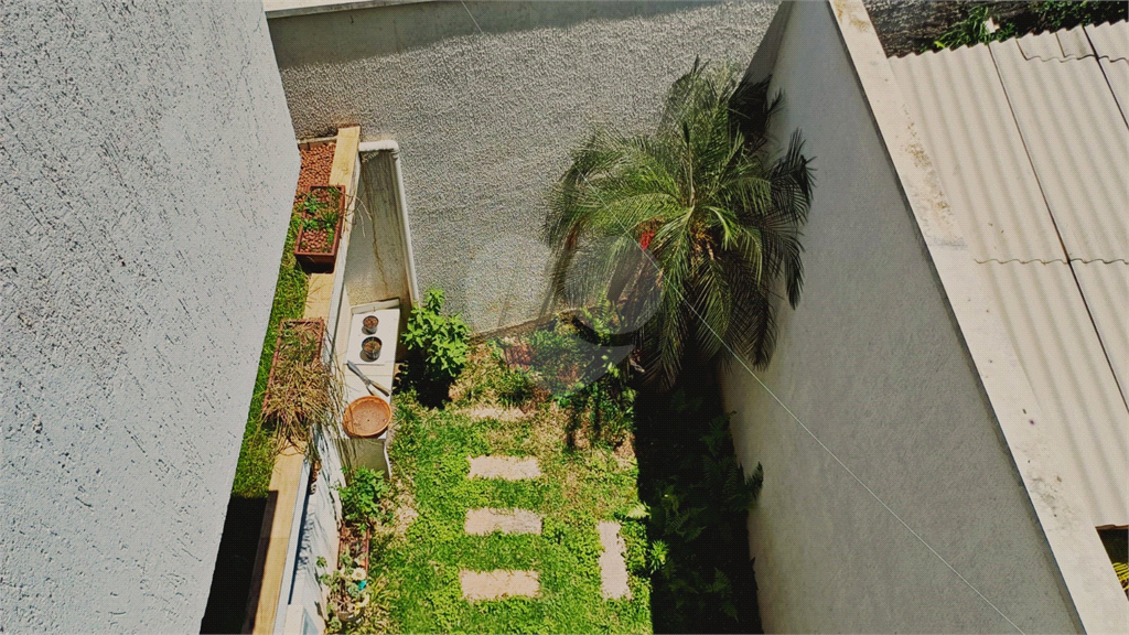 Locação - PRÉDIO COMERCIAL - 10 vagas - 600m² - 8 salas - Leôncio de Magalhães