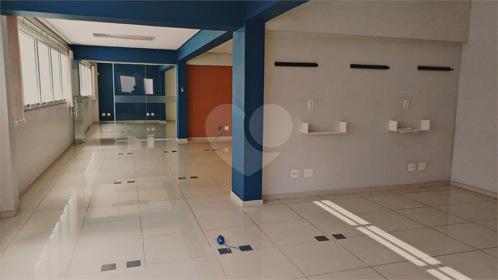 Locação - PRÉDIO COMERCIAL - 10 vagas - 600m² - 8 salas - Leôncio de Magalhães