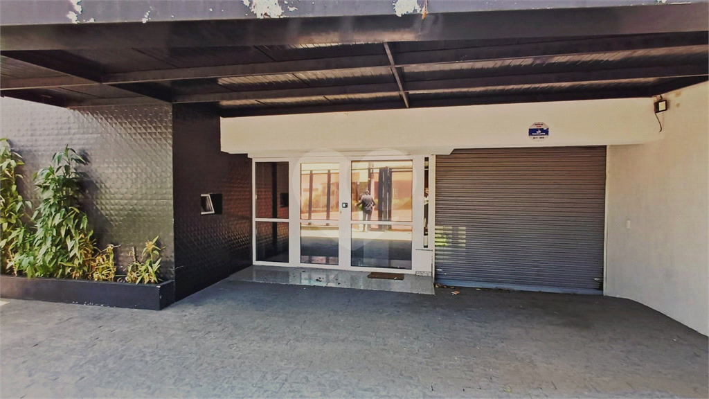 Locação - PRÉDIO COMERCIAL - 10 vagas - 600m² - 8 salas - Leôncio de Magalhães