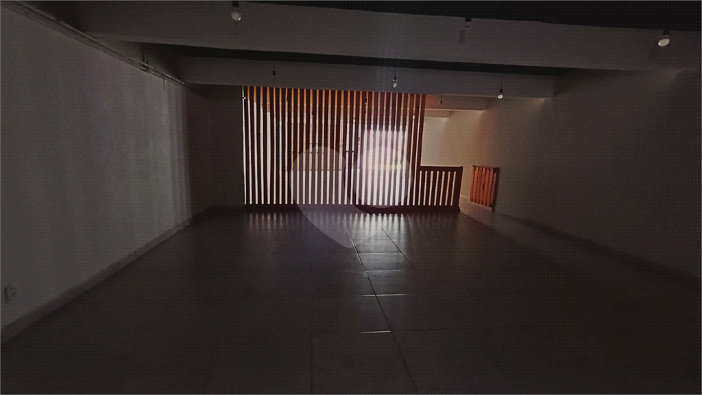 Locação - PRÉDIO COMERCIAL - 10 vagas - 600m² - 8 salas - Leôncio de Magalhães