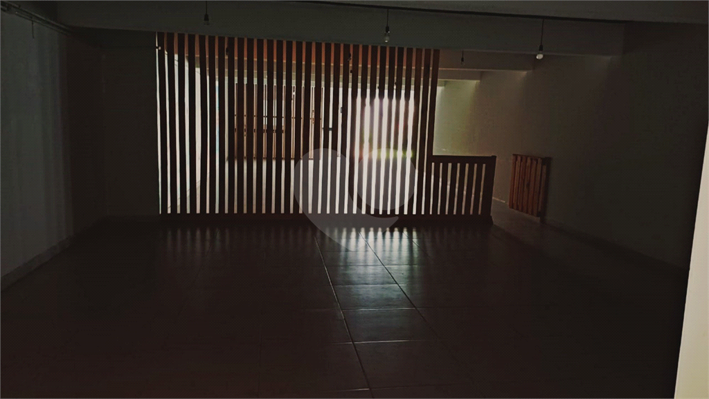 Locação - PRÉDIO COMERCIAL - 10 vagas - 600m² - 8 salas - Leôncio de Magalhães