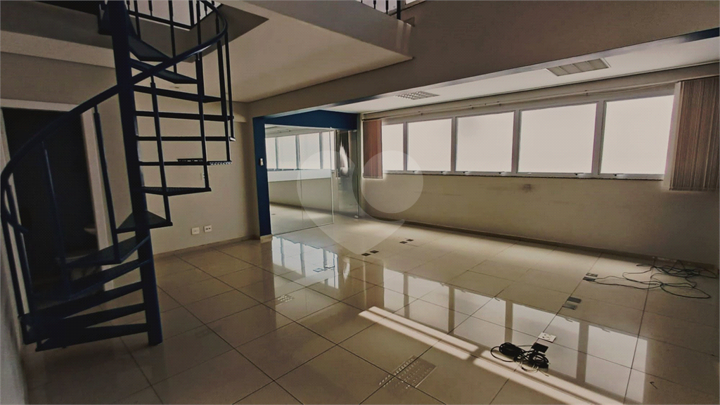 Locação - PRÉDIO COMERCIAL - 10 vagas - 600m² - 8 salas - Leôncio de Magalhães