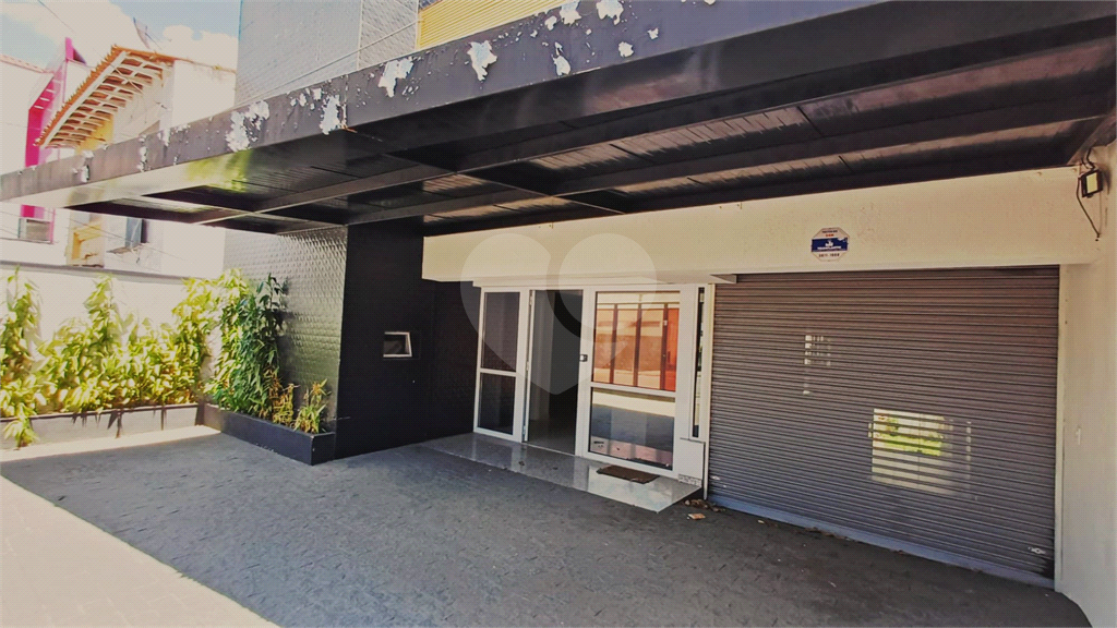 Locação - PRÉDIO COMERCIAL - 10 vagas - 600m² - 8 salas - Leôncio de Magalhães