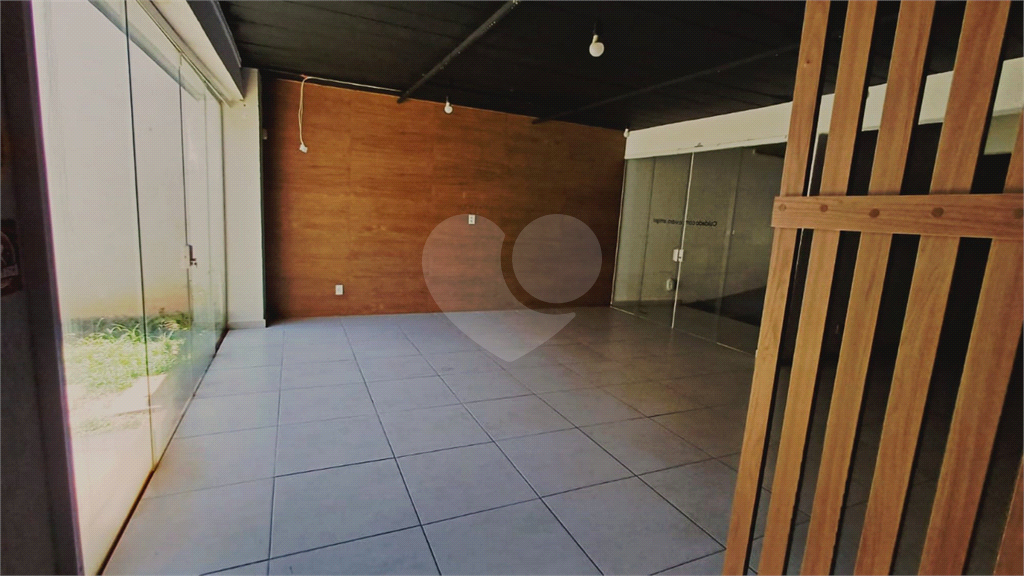 Locação - PRÉDIO COMERCIAL - 10 vagas - 600m² - 8 salas - Leôncio de Magalhães