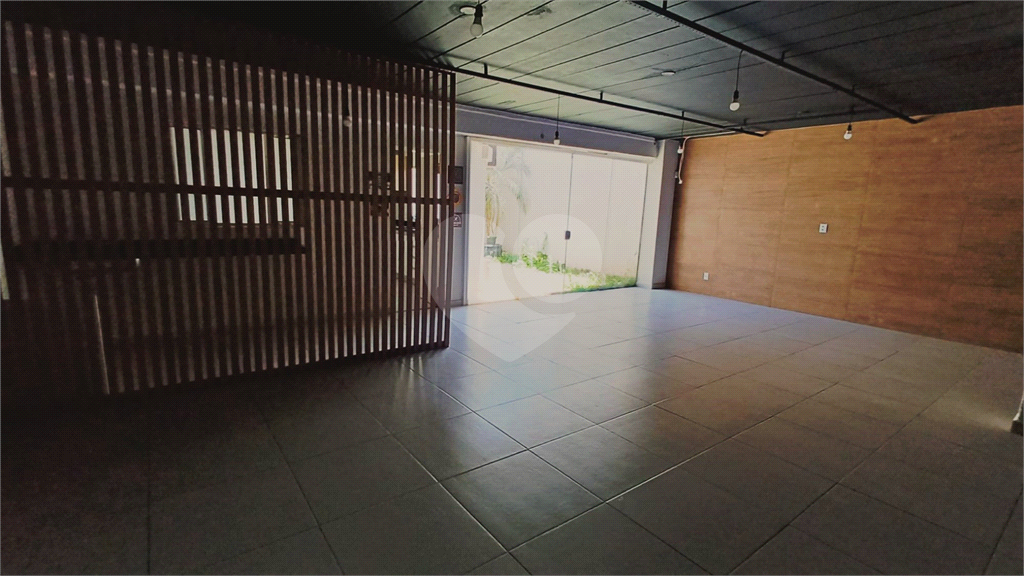 Locação - PRÉDIO COMERCIAL - 10 vagas - 600m² - 8 salas - Leôncio de Magalhães