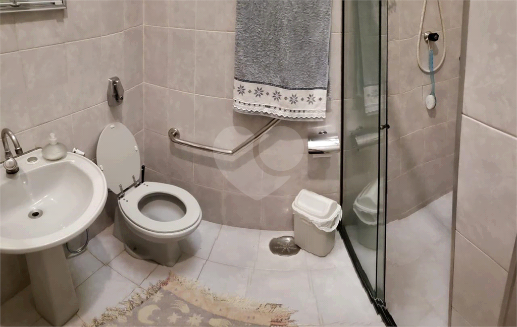 Imóvel de 375m² com casa principal grande de 3 quartos mais duas casas ao fundo Vila Yara OSASO