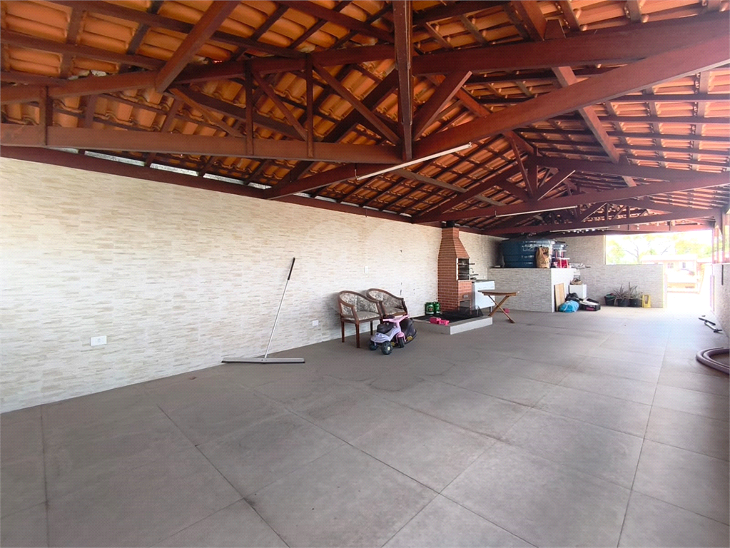 Casa à venda com churrasqueira e quintal