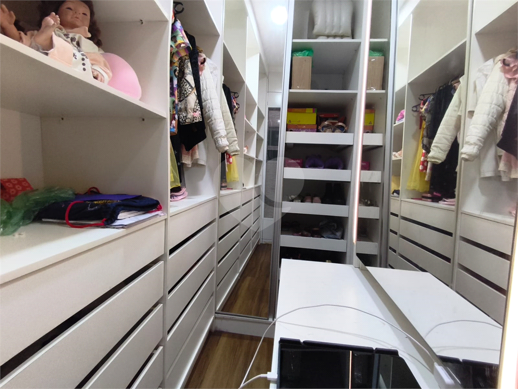 Casa à venda com churrasqueira e quintal