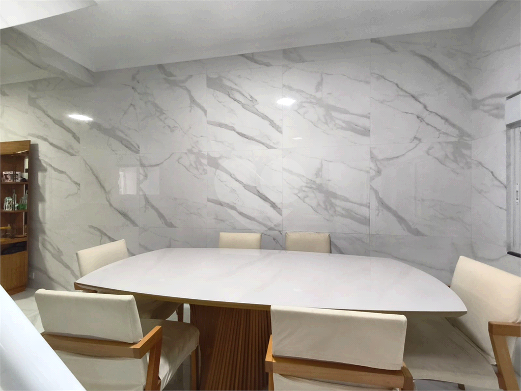 Casa à venda com churrasqueira e quintal