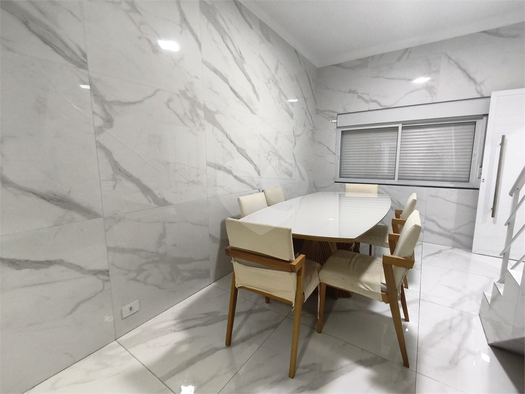 Casa à venda com churrasqueira e quintal