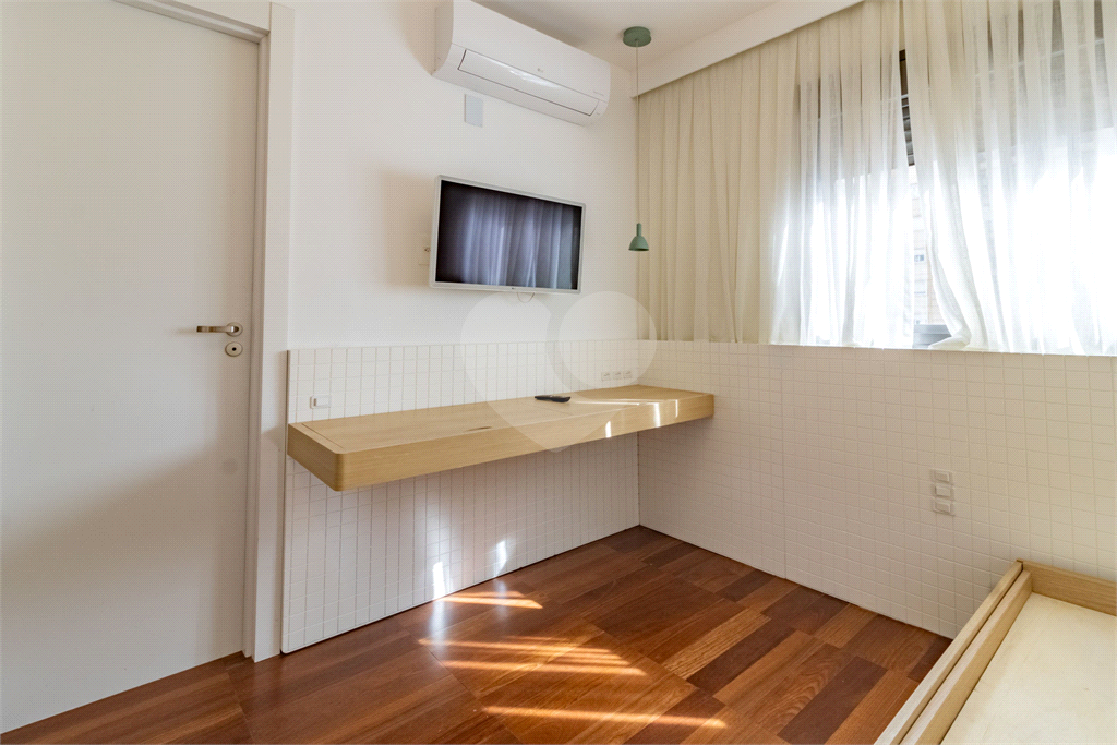 Apartamento - Perdizes - 3 Dormitórios - 180 m²