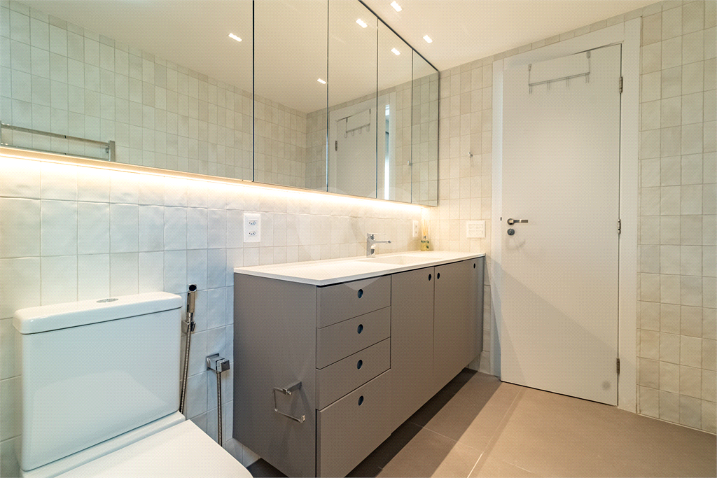 Apartamento - Perdizes - 3 Dormitórios - 180 m²