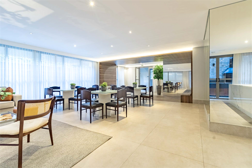 Apartamento - Perdizes - 3 Dormitórios - 180 m²