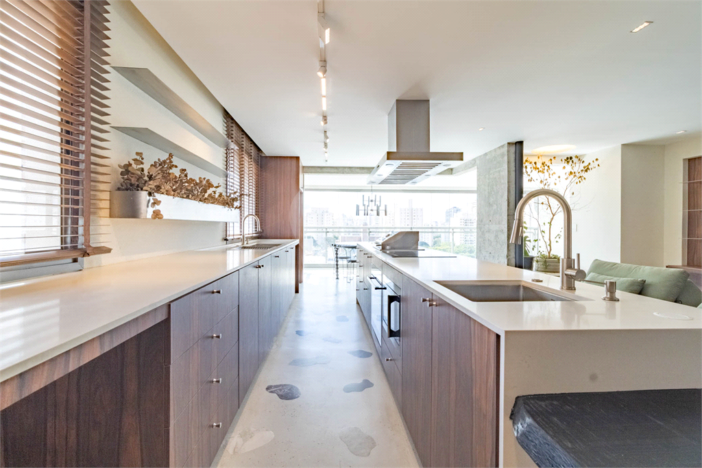 Apartamento - Perdizes - 3 Dormitórios - 180 m²