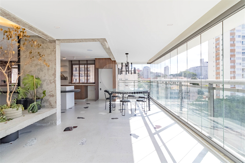 Apartamento - Perdizes - 3 Dormitórios - 180 m²