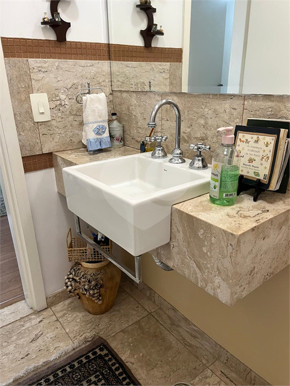 Lindo apto. Edifício Manacá, excelente localização, amplo terraço com vista espetacular da serra da Cantareira