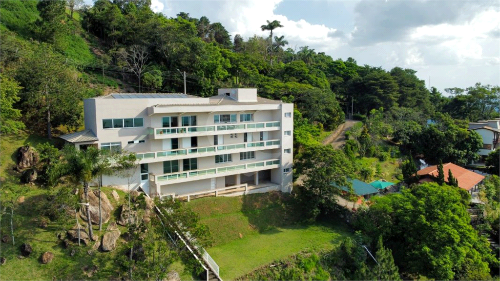 Casa de Condomínio à venda | 2.315 m2 | 5 suítes | 15 vagas em Serra Negra/SP!