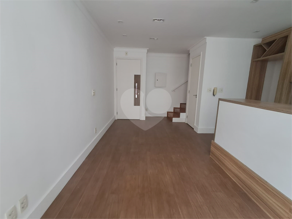 Duplex de 54m² reformado sala de estar com varanda 1 quarto com arcondicionado e 1 vaga de garagem Perdizes