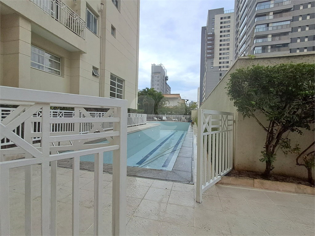 Duplex de 54m² reformado sala de estar com varanda 1 quarto com arcondicionado e 1 vaga de garagem Perdizes