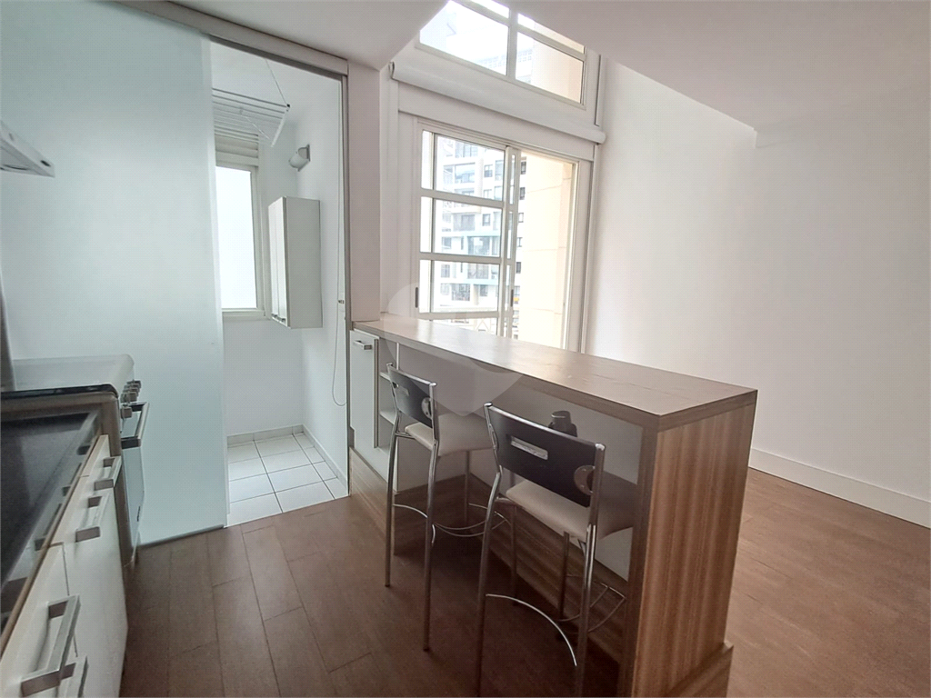 Duplex de 54m² reformado sala de estar com varanda 1 quarto com arcondicionado e 1 vaga de garagem Perdizes