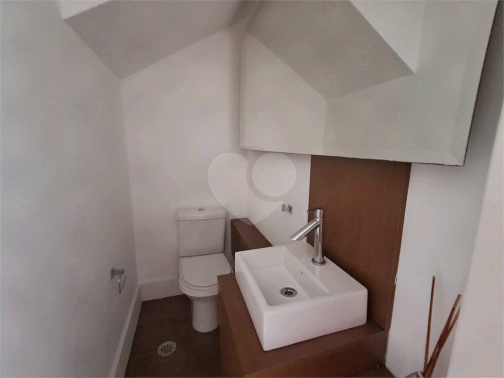 Duplex de 54m² reformado sala de estar com varanda 1 quarto com arcondicionado e 1 vaga de garagem Perdizes