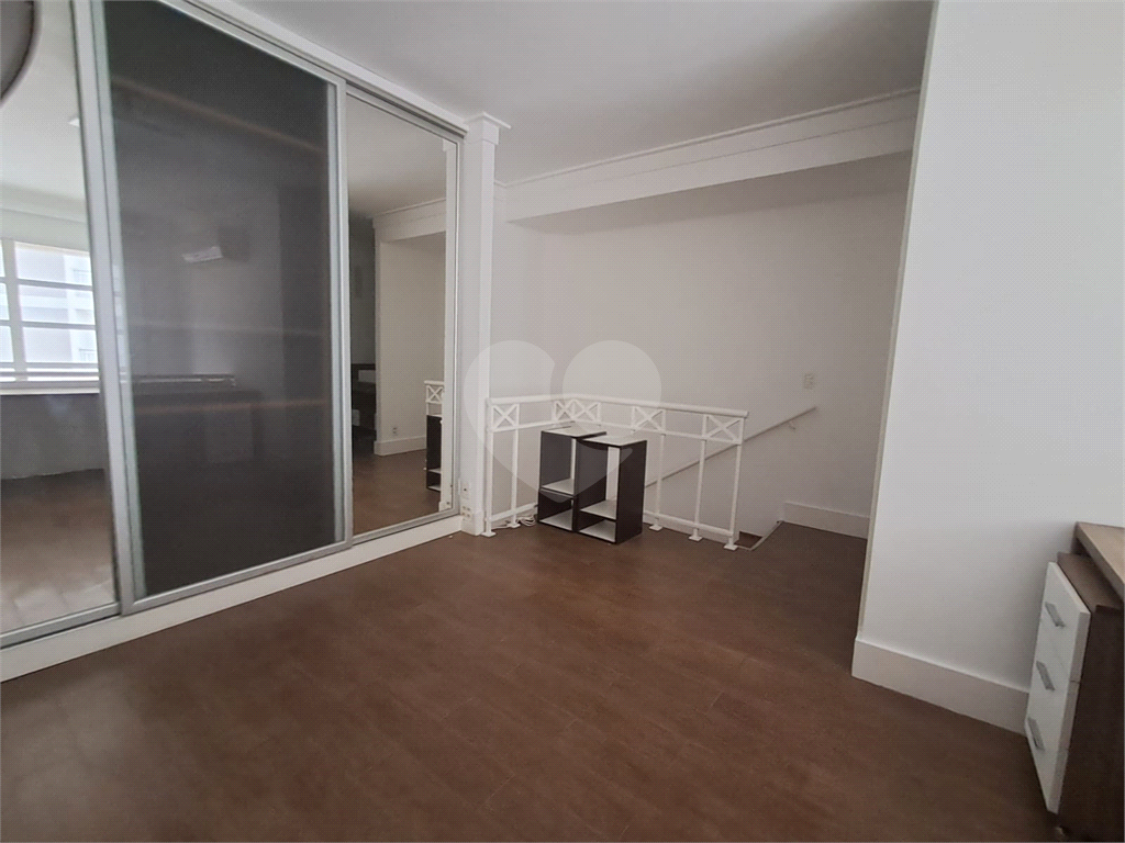 Duplex de 54m² reformado sala de estar com varanda 1 quarto com arcondicionado e 1 vaga de garagem Perdizes