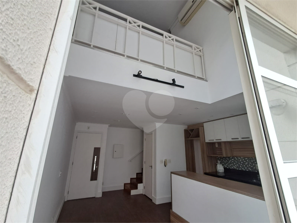 Duplex de 54m² reformado sala de estar com varanda 1 quarto com arcondicionado e 1 vaga de garagem Perdizes