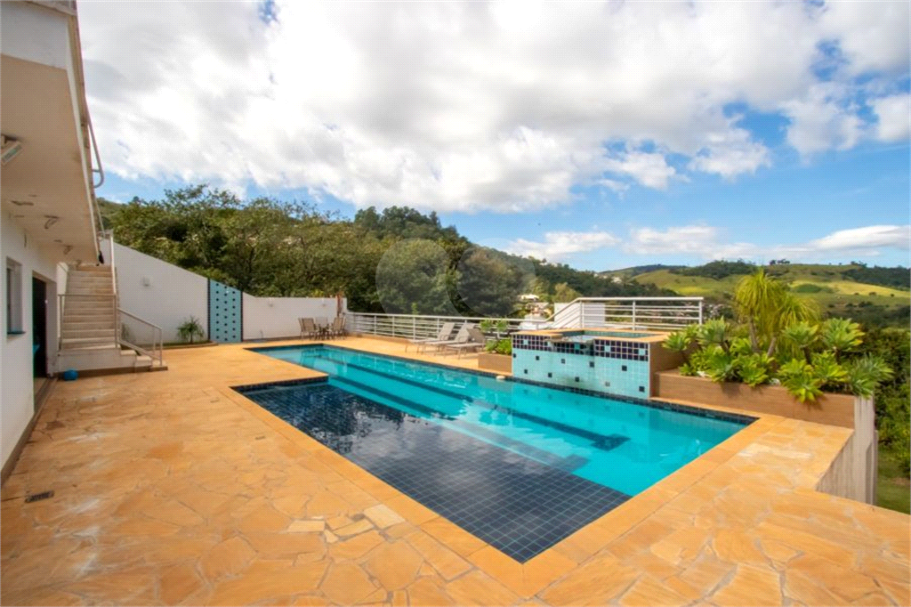 Casa de Condomínio à venda | 1.000 m² | 4 dormitórios (3 suítes) | 3 vagas em Monte Alegre do Sul!   