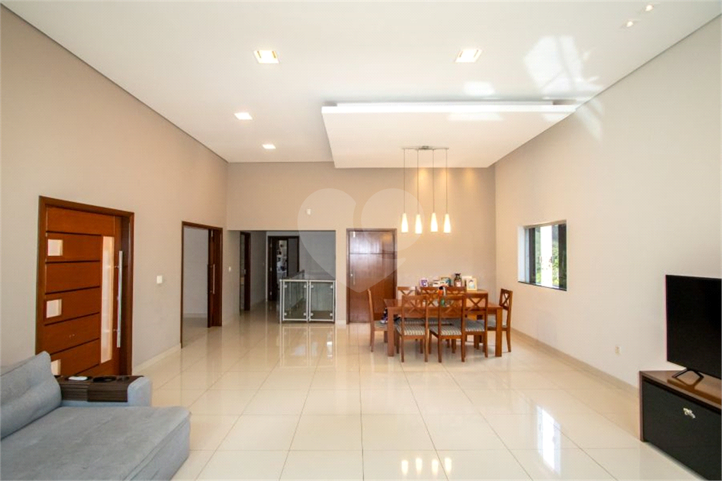 Casa de Condomínio à venda | 1.000 m² | 4 dormitórios (3 suítes) | 3 vagas em Monte Alegre do Sul!   