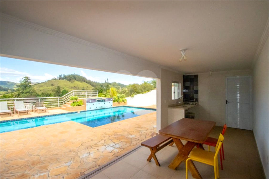 Casa de Condomínio à venda | 1.000 m² | 4 dormitórios (3 suítes) | 3 vagas em Monte Alegre do Sul!   