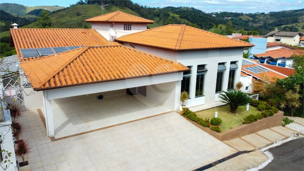 Casa de Condomínio à venda | 1.000 m² | 4 dormitórios (3 suítes) | 3 vagas em Monte Alegre do Sul!   
