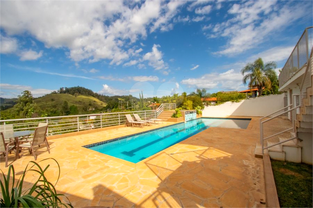 Casa de Condomínio à venda | 1.000 m² | 4 dormitórios (3 suítes) | 3 vagas em Monte Alegre do Sul!   