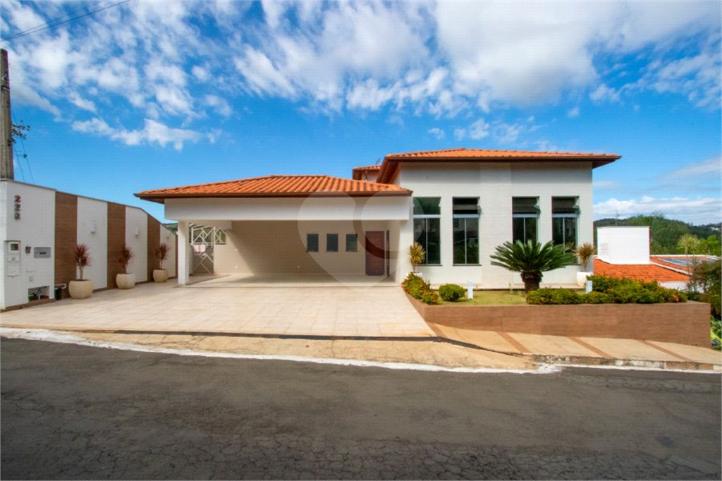 Casa de Condomínio à venda | 1.000 m² | 4 dormitórios (3 suítes) | 3 vagas em Monte Alegre do Sul!   