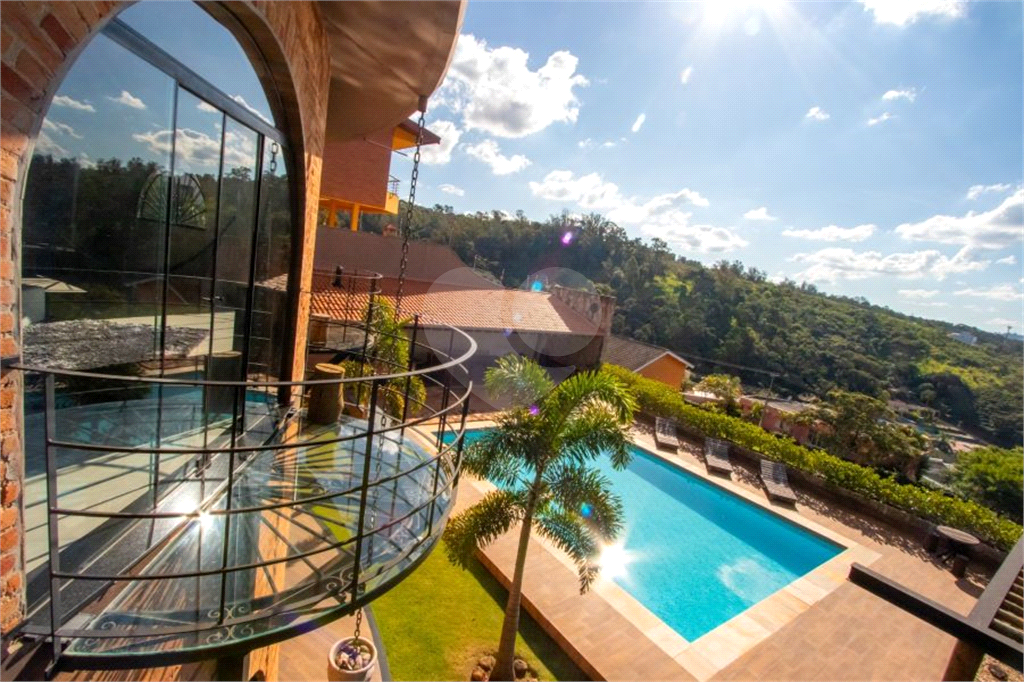 Casa alto padrão à venda | 1.490 m² | 4 suítes | 20 vagas em Serra Negra/SP!