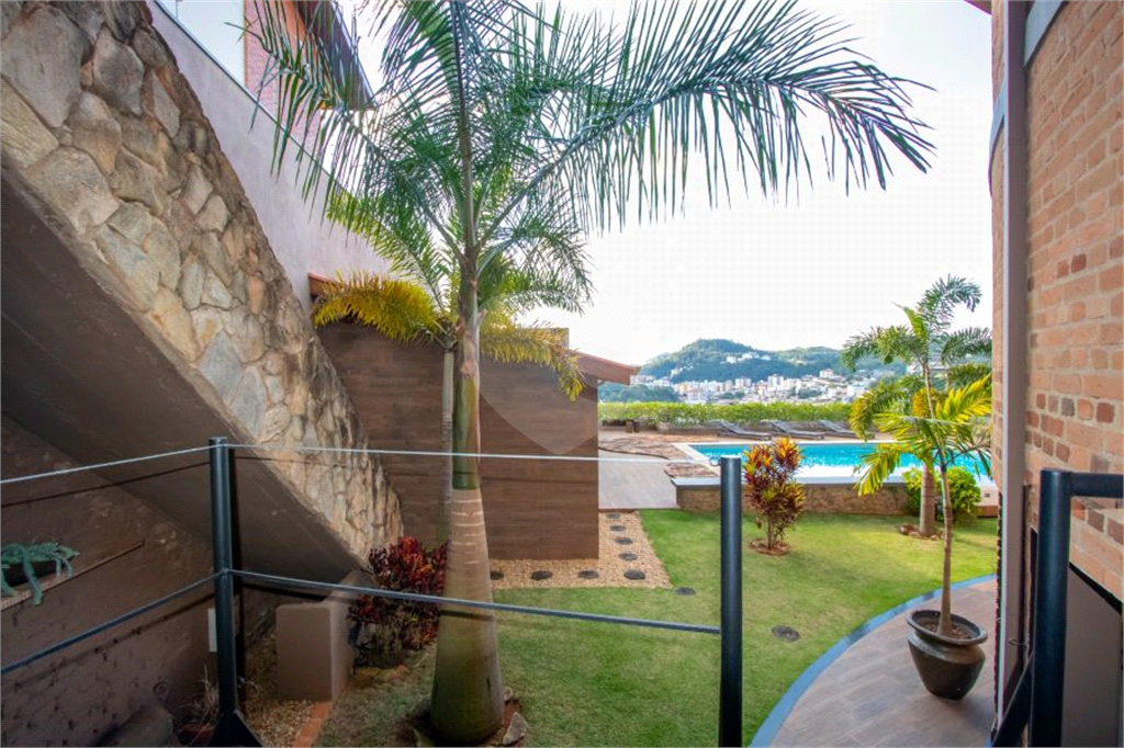 Casa alto padrão à venda | 1.490 m² | 4 suítes | 20 vagas em Serra Negra/SP!