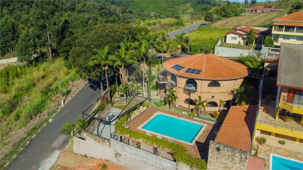 Casa alto padrão à venda | 1.490 m² | 4 suítes | 20 vagas em Serra Negra/SP!