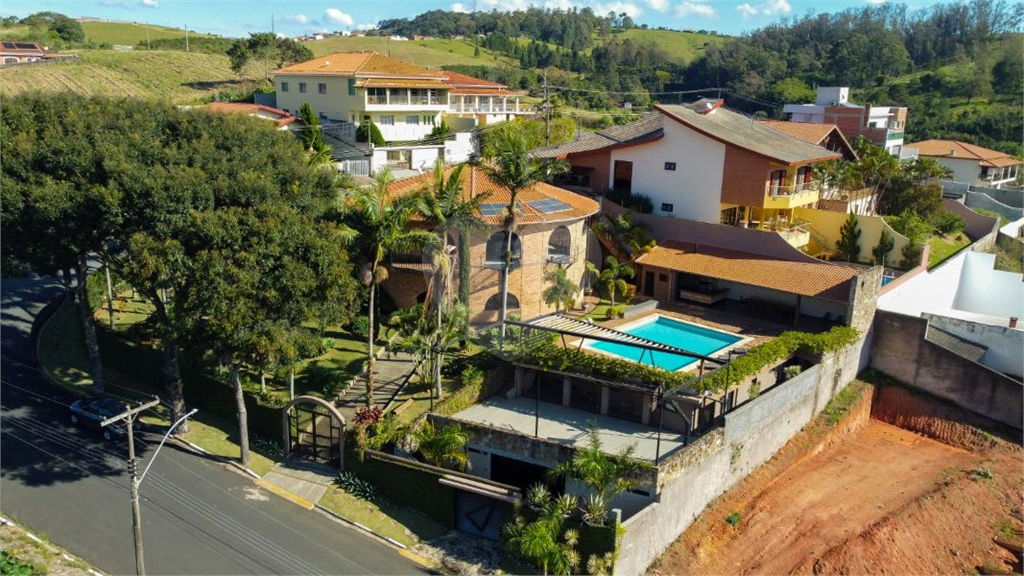 Casa alto padrão à venda | 1.490 m² | 4 suítes | 20 vagas em Serra Negra/SP!