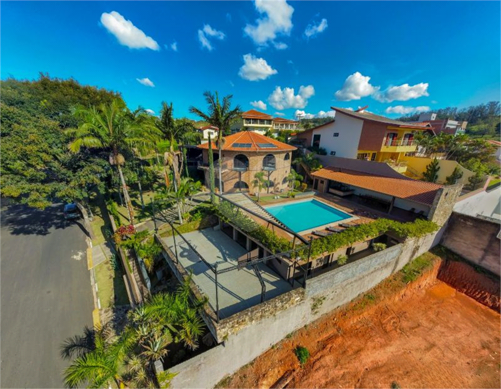Casa alto padrão à venda | 1.490 m² | 4 suítes | 20 vagas em Serra Negra/SP!