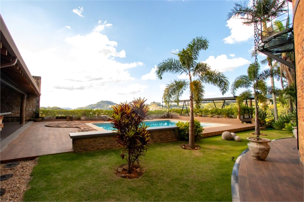 Casa alto padrão à venda | 1.490 m² | 4 suítes | 20 vagas em Serra Negra/SP!