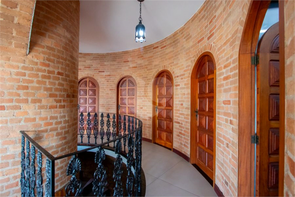 Casa alto padrão à venda | 1.490 m² | 4 suítes | 20 vagas em Serra Negra/SP!